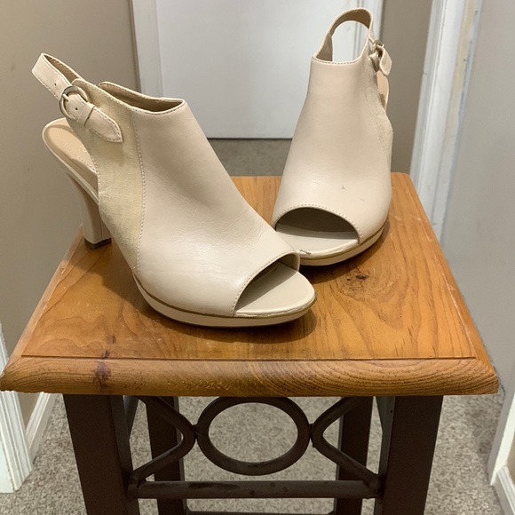Naturalizer Shoes - Naturalizer 8M pretty, nude color, leather heels with peep toe.